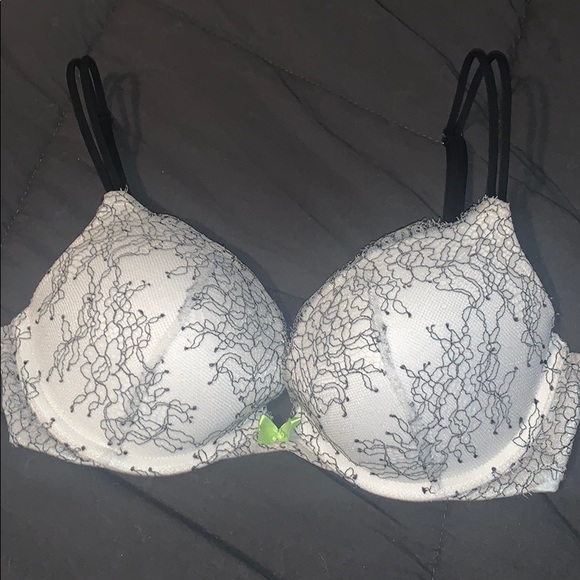 Very Sexy Push up Victoria’s Secret 34C - Picture 2 of 8